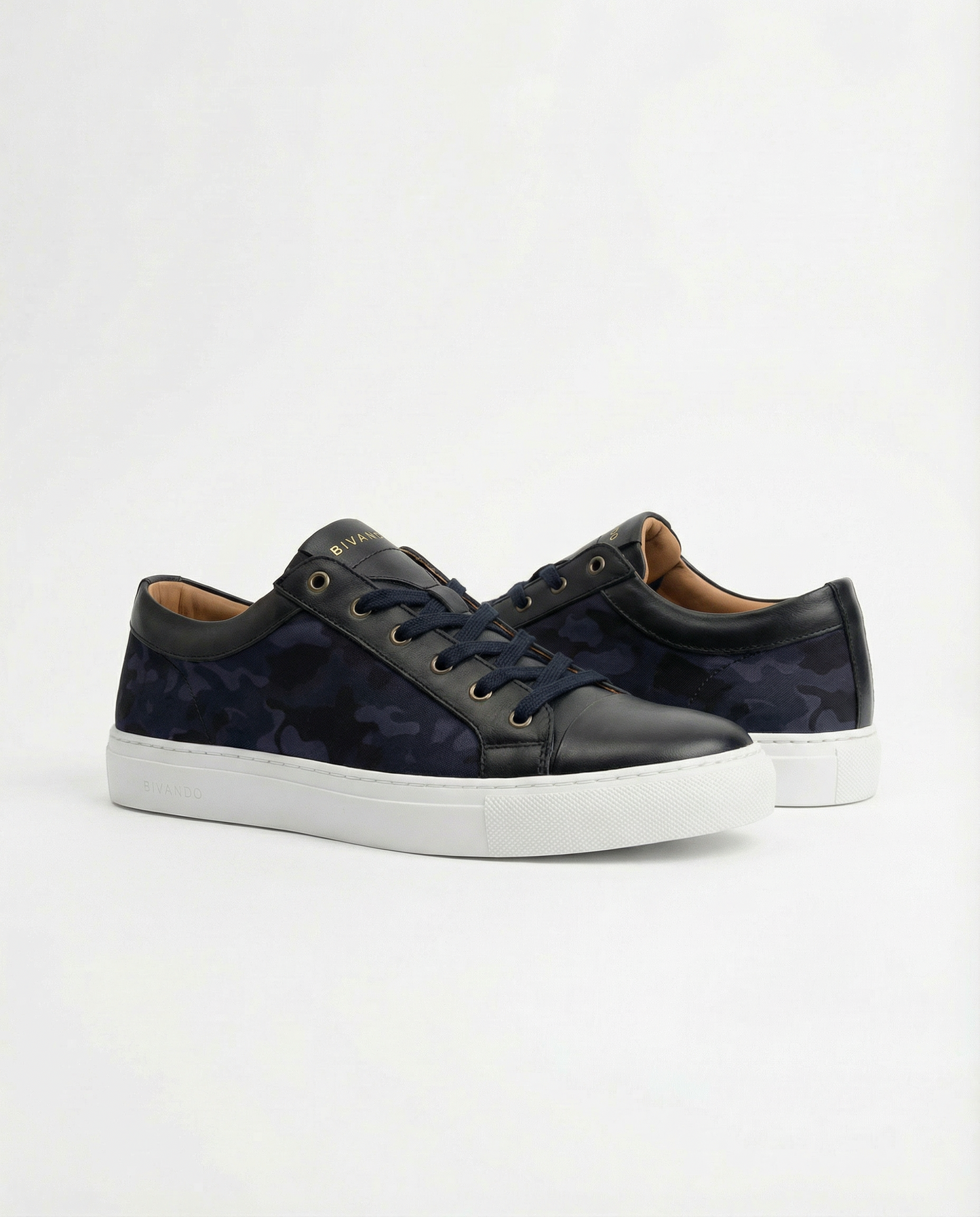Bivando KA 1 marinblå kamouflage-sneakers snett framifrån
