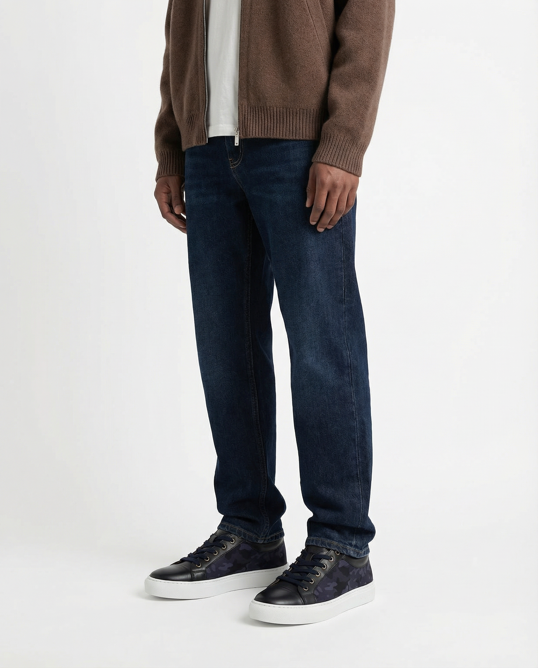 Person i jeans bär Bivando KA 1 marinblå kamouflage-sneakers