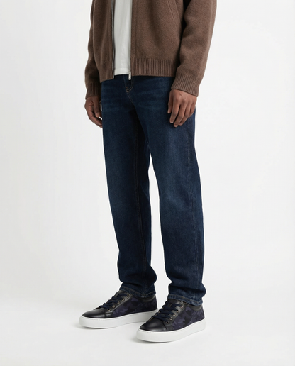 Person i jeans bär Bivando KA 1 marinblå kamouflage-sneakers