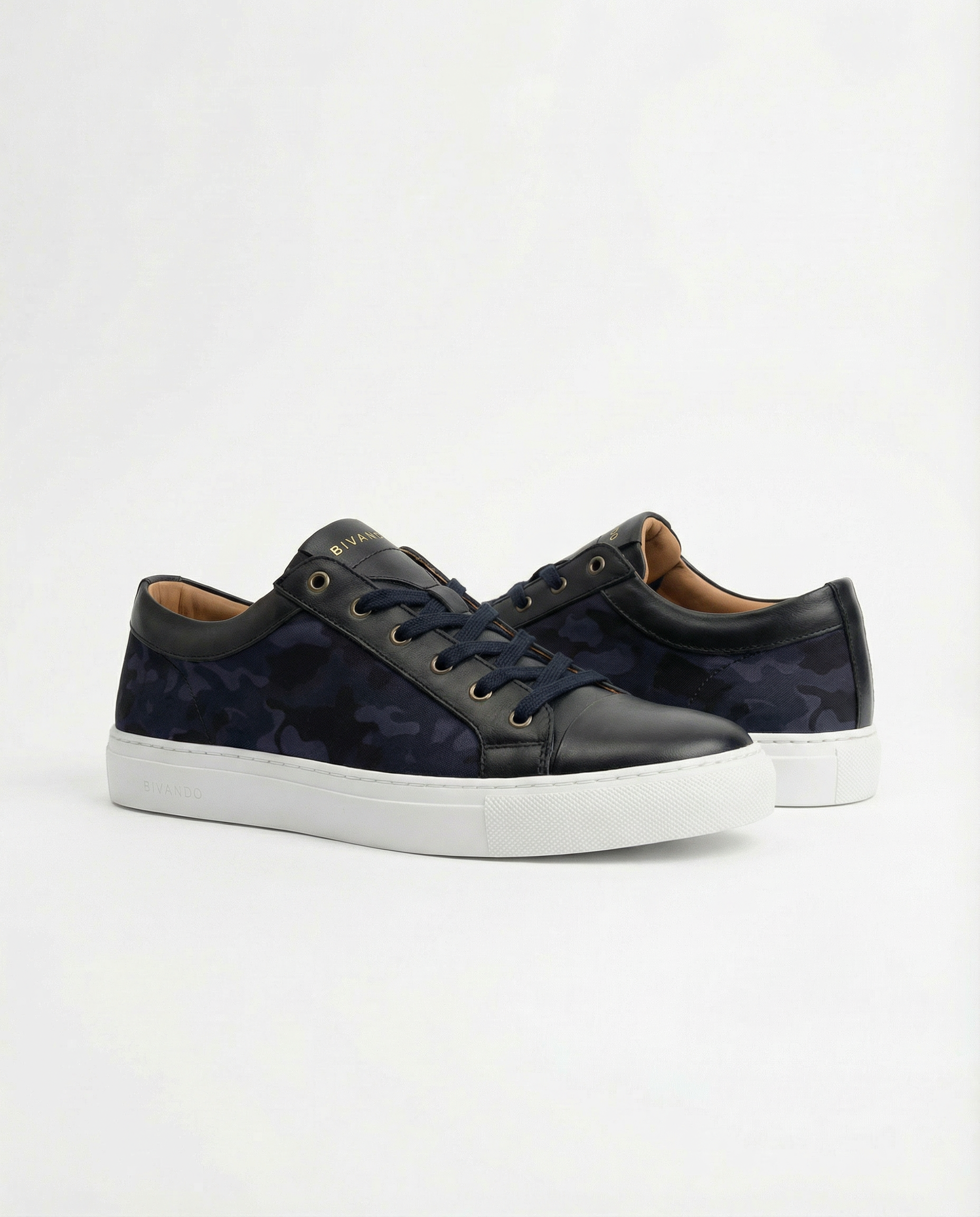 Bivando KA 1 marinblå kamouflage-sneakers snett framifrån