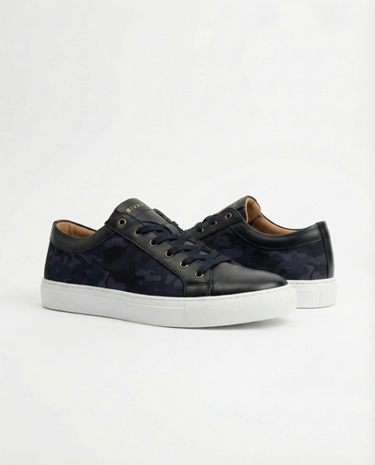 Bivando KA 1 marinblå kamouflage-sneakers snett framifrån